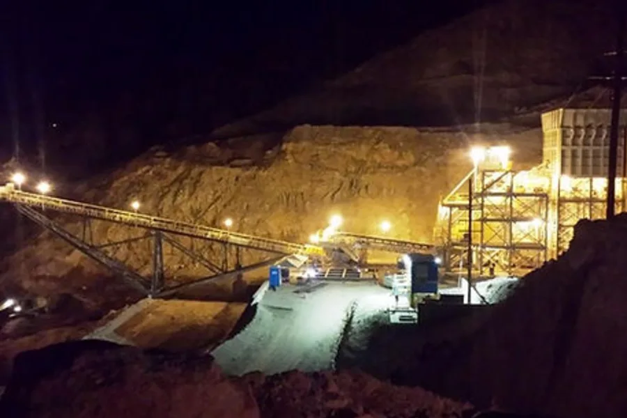Planta de trituración y transportador de la mina La India operando de noche en el desierto de Sonora.