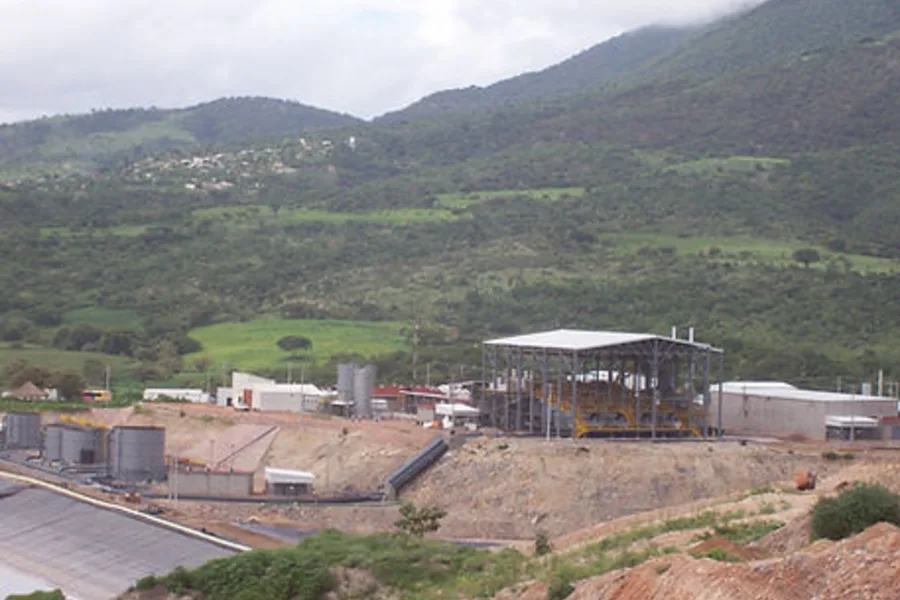 Planta de proceso de Los Filos durante su construcción: estructura de acero, espesadores y obras de terracería en el valle de Guerrero.